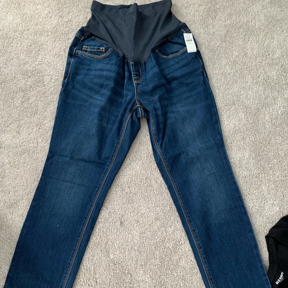 Old Navy size 6 short straight leg maternity jeans. New with Tags
